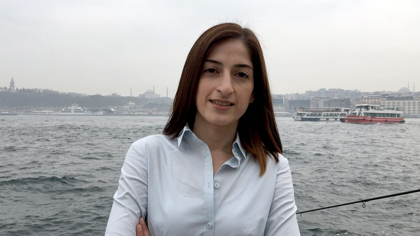 Mesale Tolu: ie wegen Terrorvorwürfen in der Türkei angeklagte deutsche Journalistin darf die Türkei verlassen.