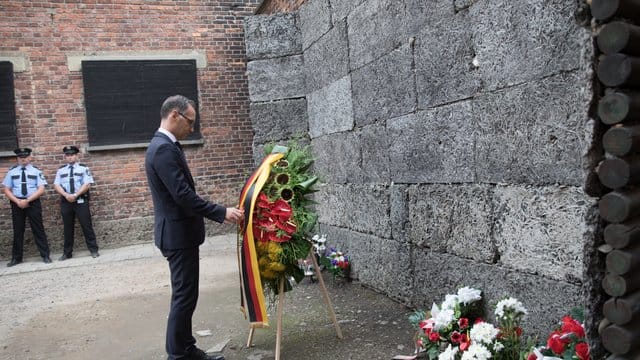 In dem größten Vernichtungslager der Nationalsozialisten wurden etwa 1,1 Millionen Menschen ermordet, die meisten davon waren Juden. In dem größten Vernichtungslager der Nationalsozialisten wurden etwa 1,1 Millionen Menschen ermordet, die meisten davon waren Juden.