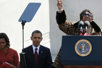 Aretha Franklin mit Barack und Michelle Obama: Die "Queen of Soul" hat oft bei historischen Anlässen in Washington gesungen.