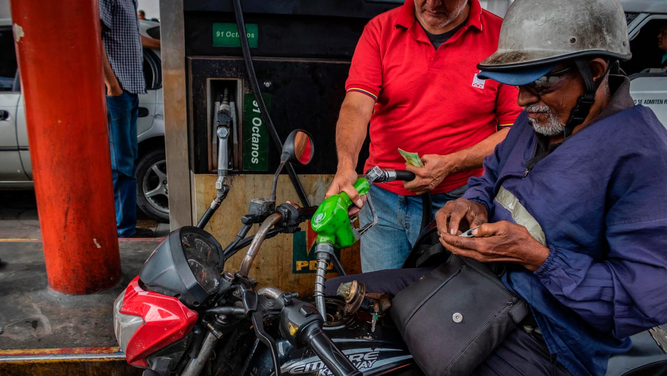 Ein Motorradfahrer beim Tanken in Caracas: Bisher mussten die Einwohner für Benzin fast nichts zahlen.