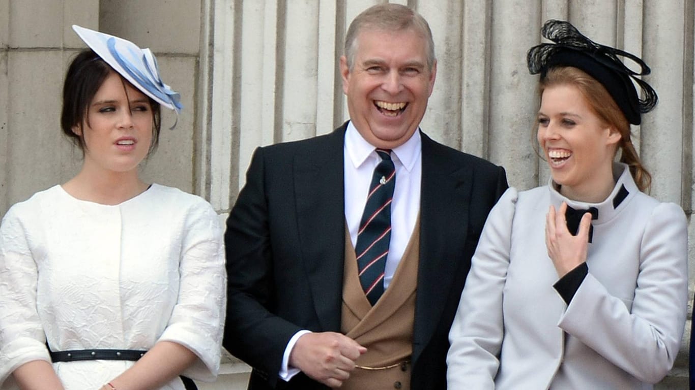 Vater und seine Töchter: Prinz Andrew (m.) mit Prinzessin Eugenie (l.) und Prinzessin Beatrice (r.).