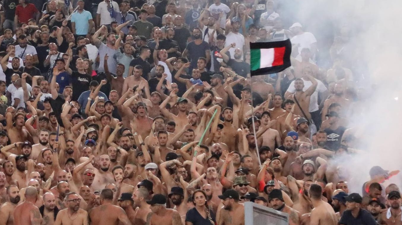 Fans beim Saisonauftakt im römischen Olympiastadion.