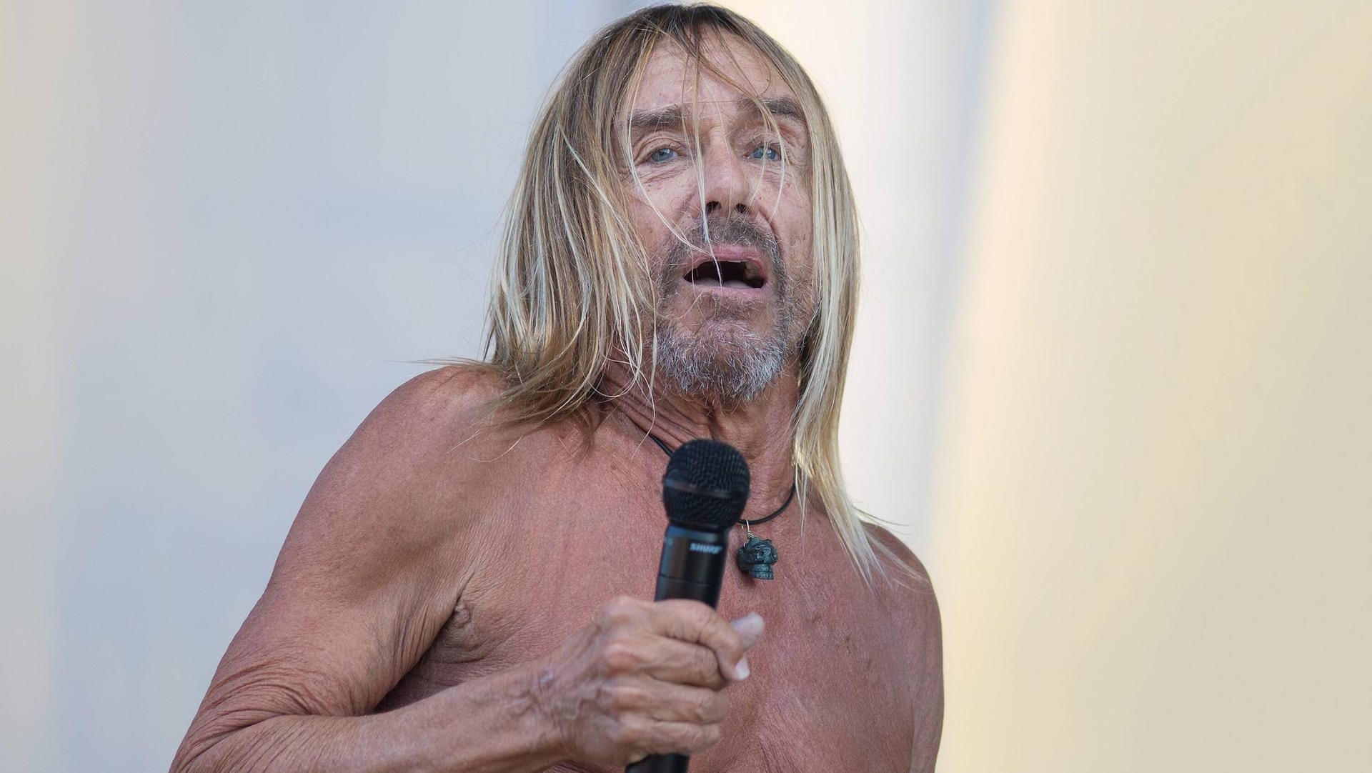 Iggy Pop: Der Sänger steht seit den 1960ern auf der Bühne – am liebsten mit freiem Oberkörper.