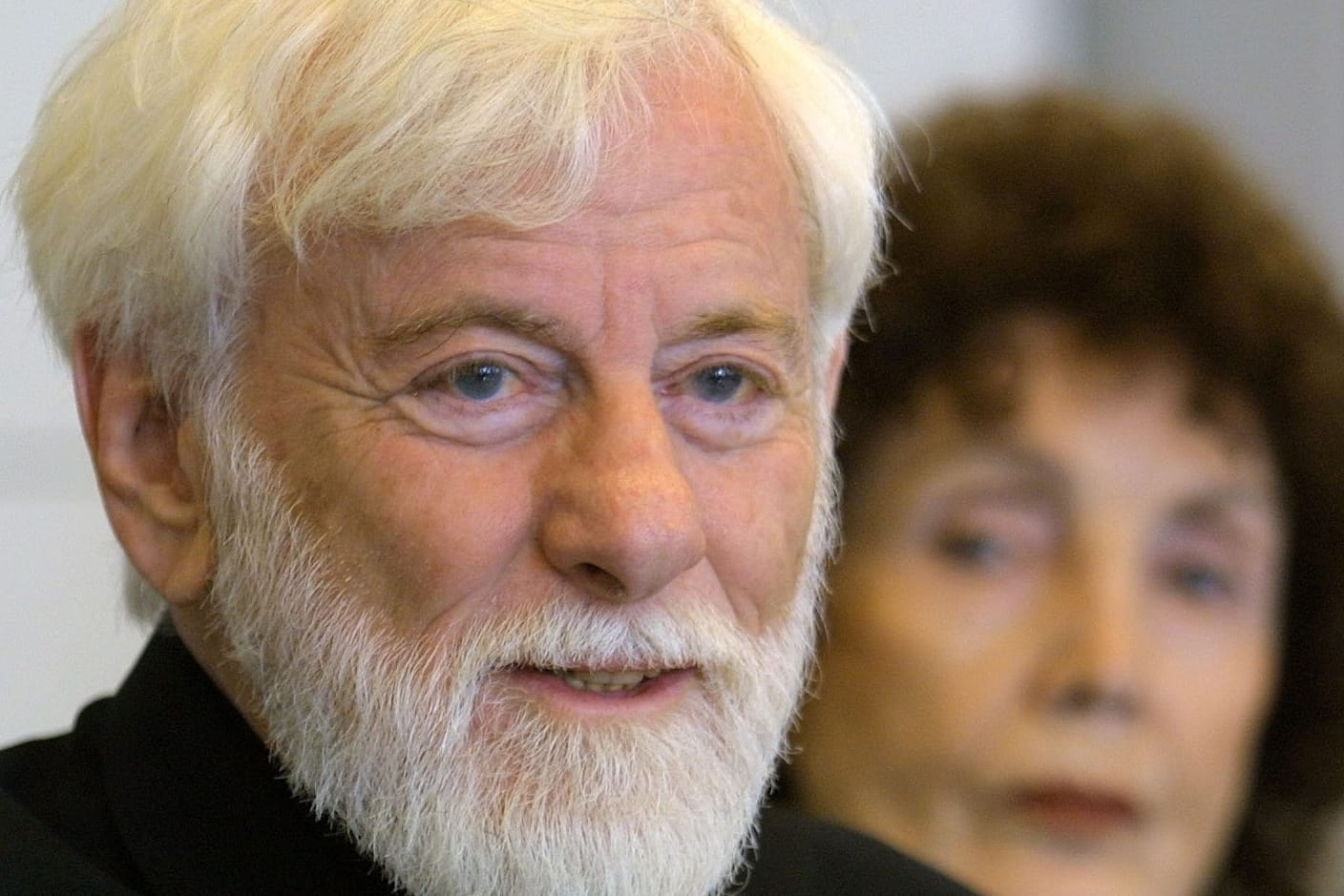 Uri Avnery auf einer Pressekonferenz im Jahr 2002: Für sein Engagement erhielten Avnery und seine Frau den Alternativen Nobelpreis. (Archivbild)