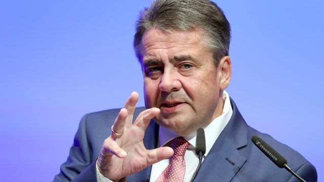 "Wir müssen im eigenen Interesse alles tun, um die Türkei im Westen zu halten", sagte der SPD-Politiker. "Wir müssen im eigenen Interesse alles tun, um die Türkei im Westen zu halten", sagte der SPD-Politiker.