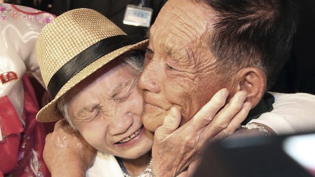 Die Südkoreanerin Lee Keum-seom kann ihre Tränen nicht zurückhalten, als sie ihren Sohn Ri Sang Chol in Nordkorea wiedersieht. Die Südkoreanerin Lee Keum-seom kann ihre Tränen nicht zurückhalten, als sie ihren Sohn Ri Sang Chol in Nordkorea wiedersieht.