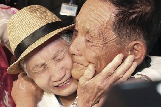 Die Südkoreanerin Lee Keum-seom kann ihre Tränen nicht zurückhalten, als sie ihren Sohn Ri Sang Chol in Nordkorea wiedersieht.