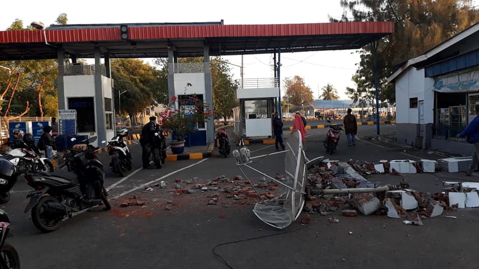 Trümmer liegen auf der Straße in Kayangan auf Lombok: Bei dem Beben stürzten erneut mehrere Gebäude ein.