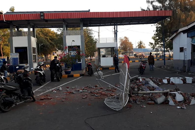Trümmer liegen auf der Straße in Kayangan auf Lombok: Bei dem Beben stürzten erneut mehrere Gebäude ein.