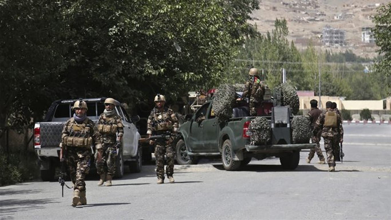 Afghanische Sicherheitskräfte kommen zu einem Ort des Gefechts.