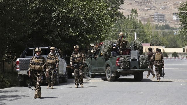 Afghanische Sicherheitskräfte kommen zu einem Ort des Gefechts. Afghanische Sicherheitskräfte kommen zu einem Ort des Gefechts.
