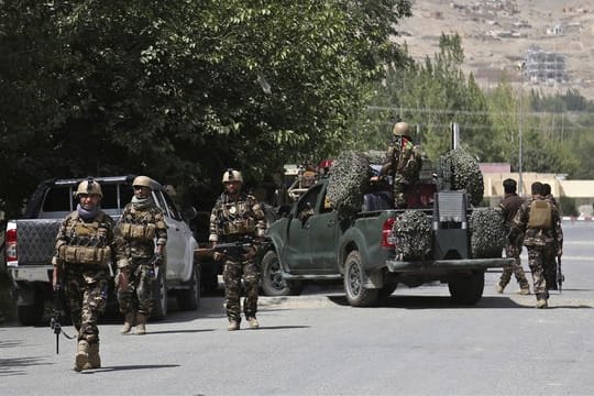 Afghanische Sicherheitskräfte kommen zu einem Ort des Gefechts.