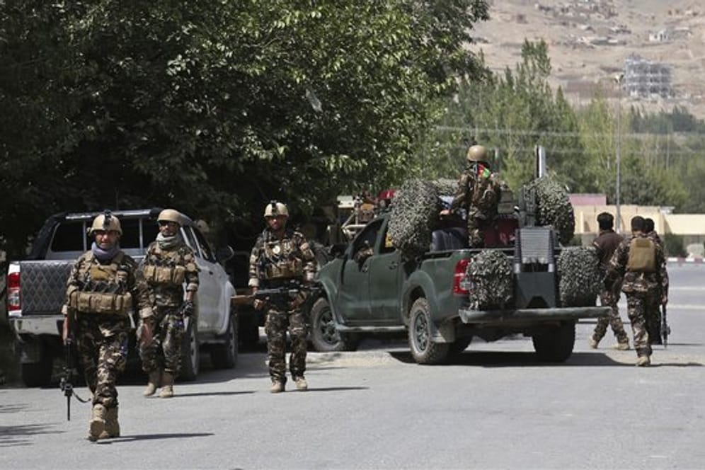 Afghanische Sicherheitskräfte kommen zu einem Ort des Gefechts.