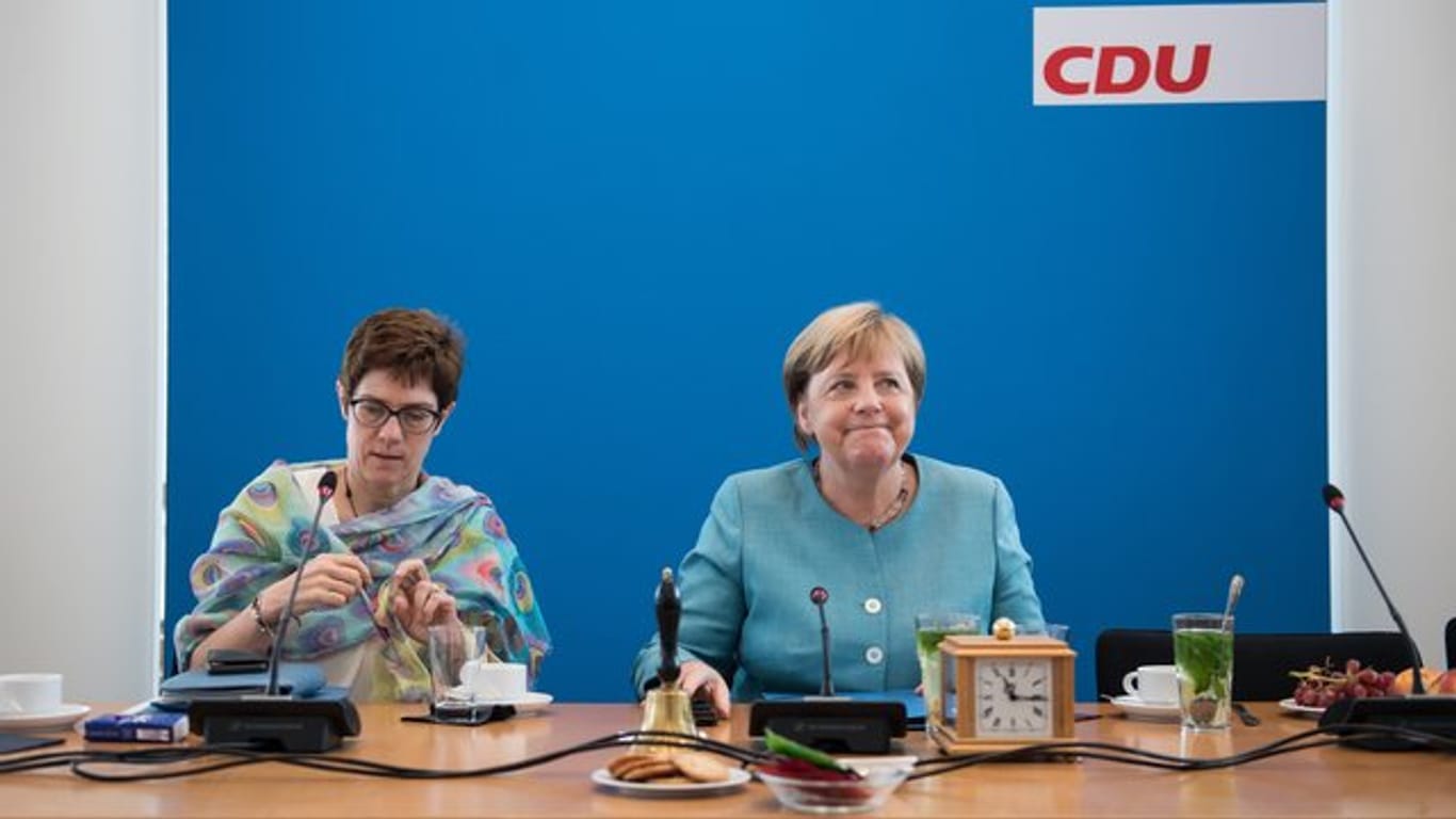 Angela Merkel (r) und Annegret Kramp-Karrenbauer zu Beginn der Sitzung vom CDU-Bundesvorstand im Konrad-Adenauer-Haus.