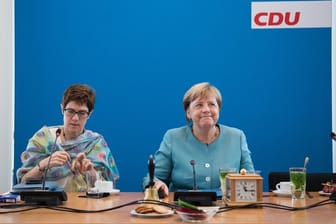 Angela Merkel (r) und Annegret Kramp-Karrenbauer zu Beginn der Sitzung vom CDU-Bundesvorstand im Konrad-Adenauer-Haus.