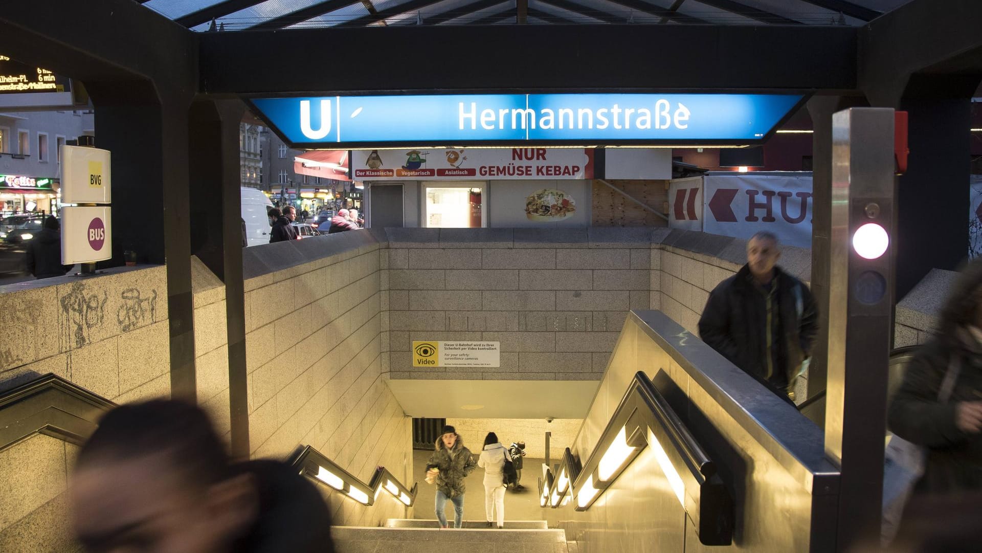Eingang zum U-Bahnhof Hermannstraße in Berlin Neukölln: Der U- und S-Bahnhof gilt als krimineller Brennpunkt. Eingang zum U-Bahnhof Hermannstraße in Berlin Neukölln: Der U- und S-Bahnhof gilt als krimineller Brennpunkt.