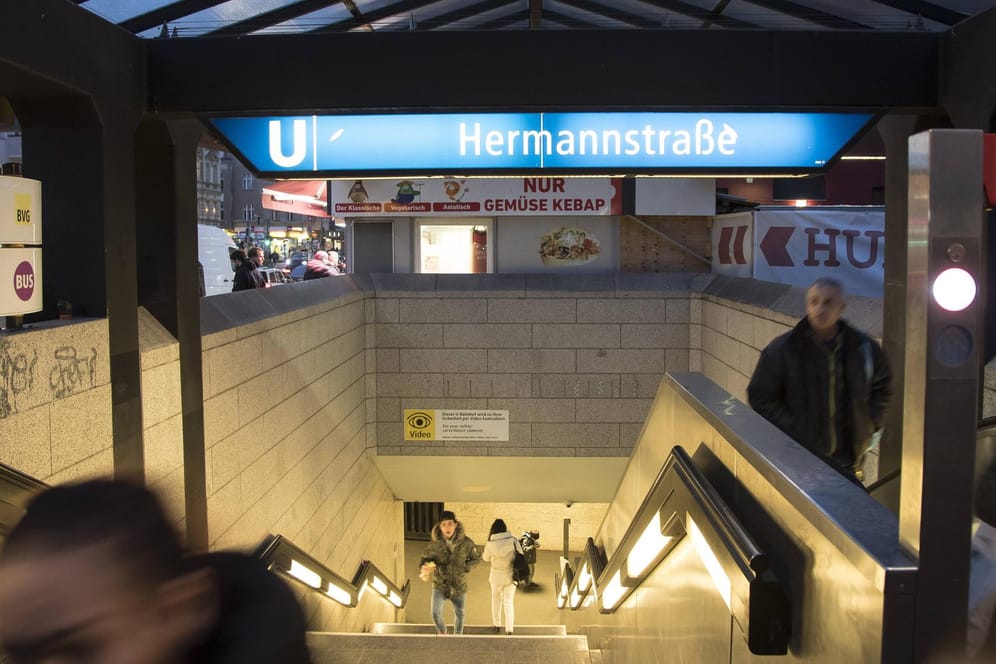Eingang zum U-Bahnhof Hermannstraße in Berlin Neukölln: Der U- und S-Bahnhof gilt als krimineller Brennpunkt.