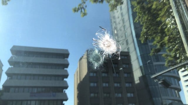 Einschussspuren sind an der Glasfront der US-Botschaft in Ankara zu sehen. Einschussspuren sind an der Glasfront der US-Botschaft in Ankara zu sehen.