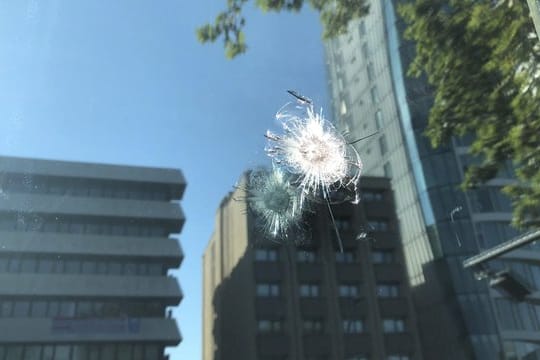 Einschussspuren sind an der Glasfront der US-Botschaft in Ankara zu sehen.