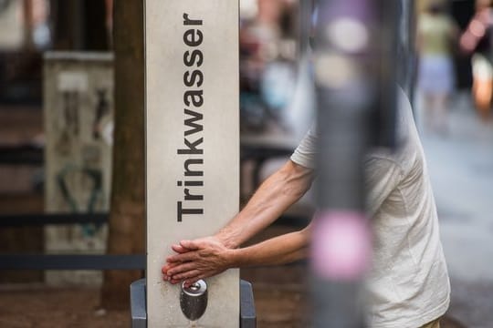 In Frankfurt befindet sich ein vom Energieversorger Mainova betriebener Trinkbrunnen in der Fußgängerzone.