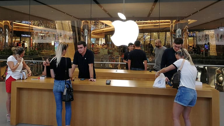 Mitarbeiter und Kunden in einem Apple Store. In Amsterdam musste ein Laden wegen eines brennenden iPad geräumt werden.