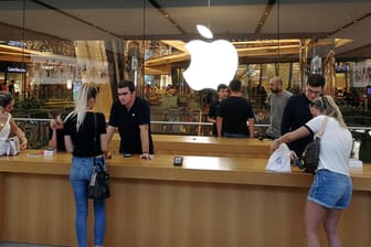 Mitarbeiter und Kunden in einem Apple Store. In Amsterdam musste ein Laden wegen eines brennenden iPad geräumt werden.