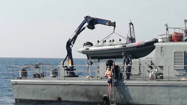 Eine britische Urlauberin, die in der kroatischen Adria von einem Kreuzfahrtschiff gestürzt war, wird nach zehn Stunden unversehrt geborgen und an Bord eines Schiffs der Kriegsmarine genommen. Eine britische Urlauberin, die in der kroatischen Adria von einem Kreuzfahrtschiff gestürzt war, wird nach zehn Stunden unversehrt geborgen und an Bord eines Schiffs der Kriegsmarine genommen.