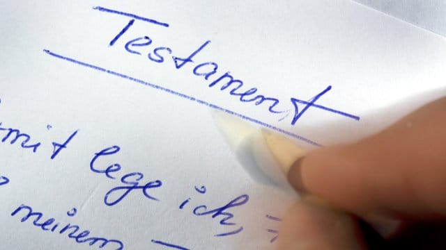 Online-Dienste bieten mit Textvorlagen Hilfe beim Verfassen eines Testaments an. Online-Dienste bieten mit Textvorlagen Hilfe beim Verfassen eines Testaments an.