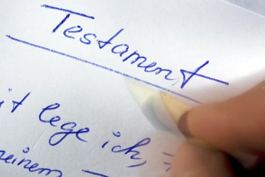 Online-Dienste bieten mit Textvorlagen Hilfe beim Verfassen eines Testaments an.