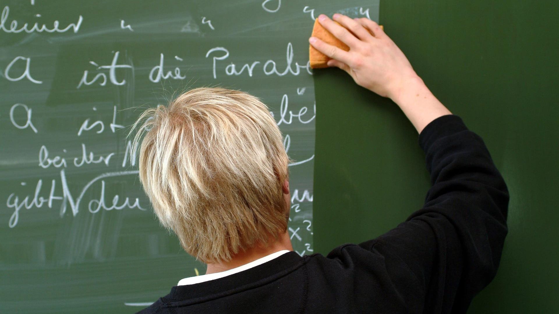 Ein Lehrer wischt die Tafel sauber: Derzeit sind rund 10.000 Lehrerstellen unbesetzt – und das trotz der vielen Quereinsteiger. (Symbolbild)