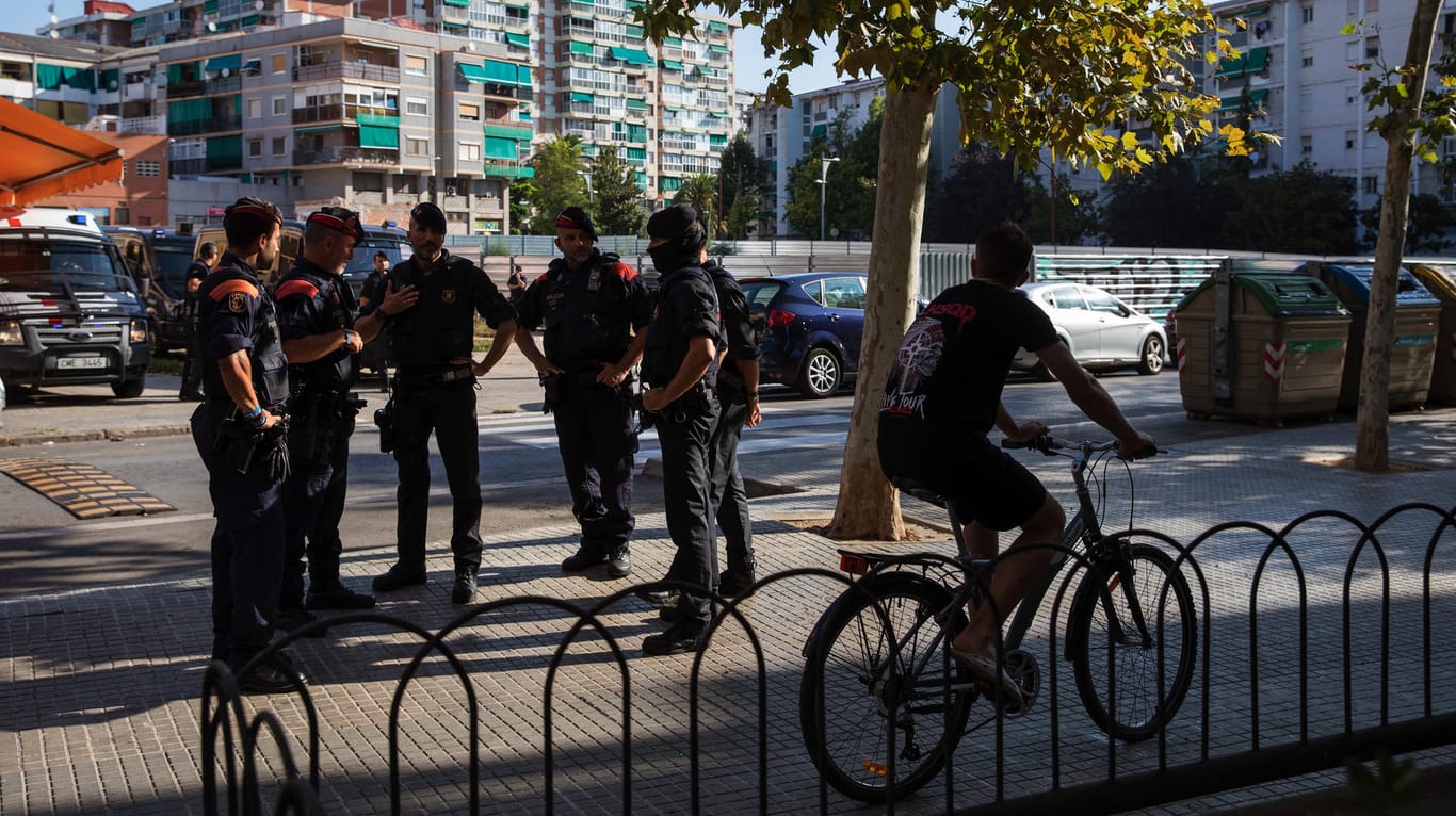Polizisten am Tatort in Barcelona: Ein Mann hat hier Polizisten mit einem Messer attackiert.