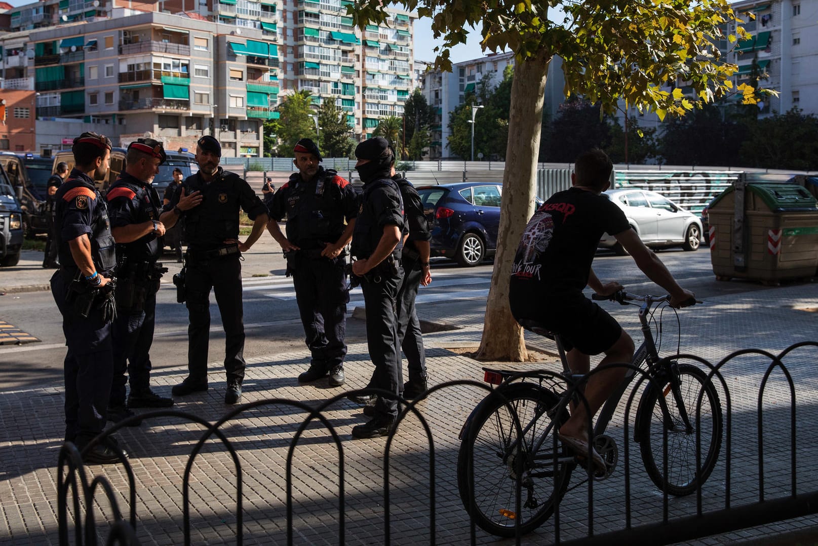 Polizisten am Tatort in Barcelona: Ein Mann hat hier Polizisten mit einem Messer attackiert.