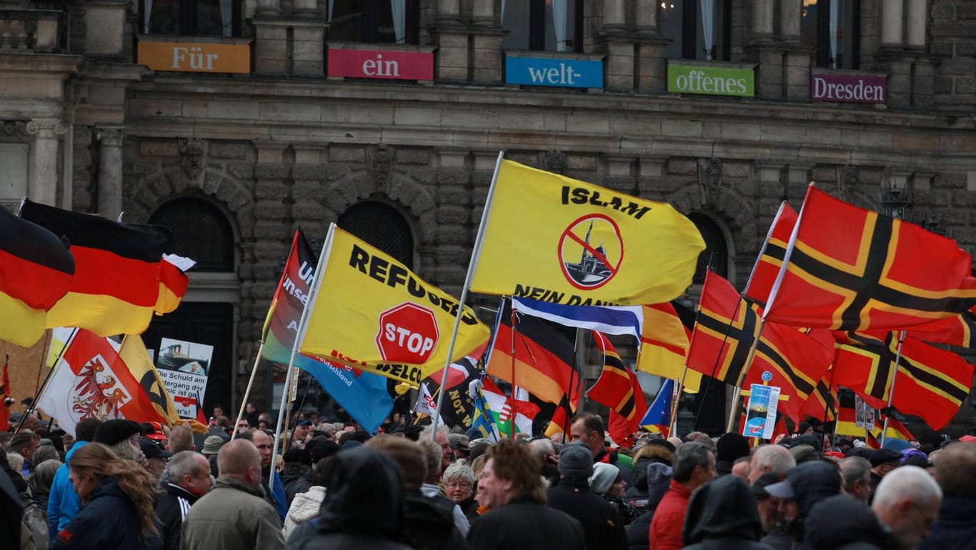 Seit Oktober 2014 gibt sich Pegida als Vertretung "besorgter Bürger". Doch in Dresden werden Rechtsextreme als viel größere Gefahr wahrgenommen als Ausländer.