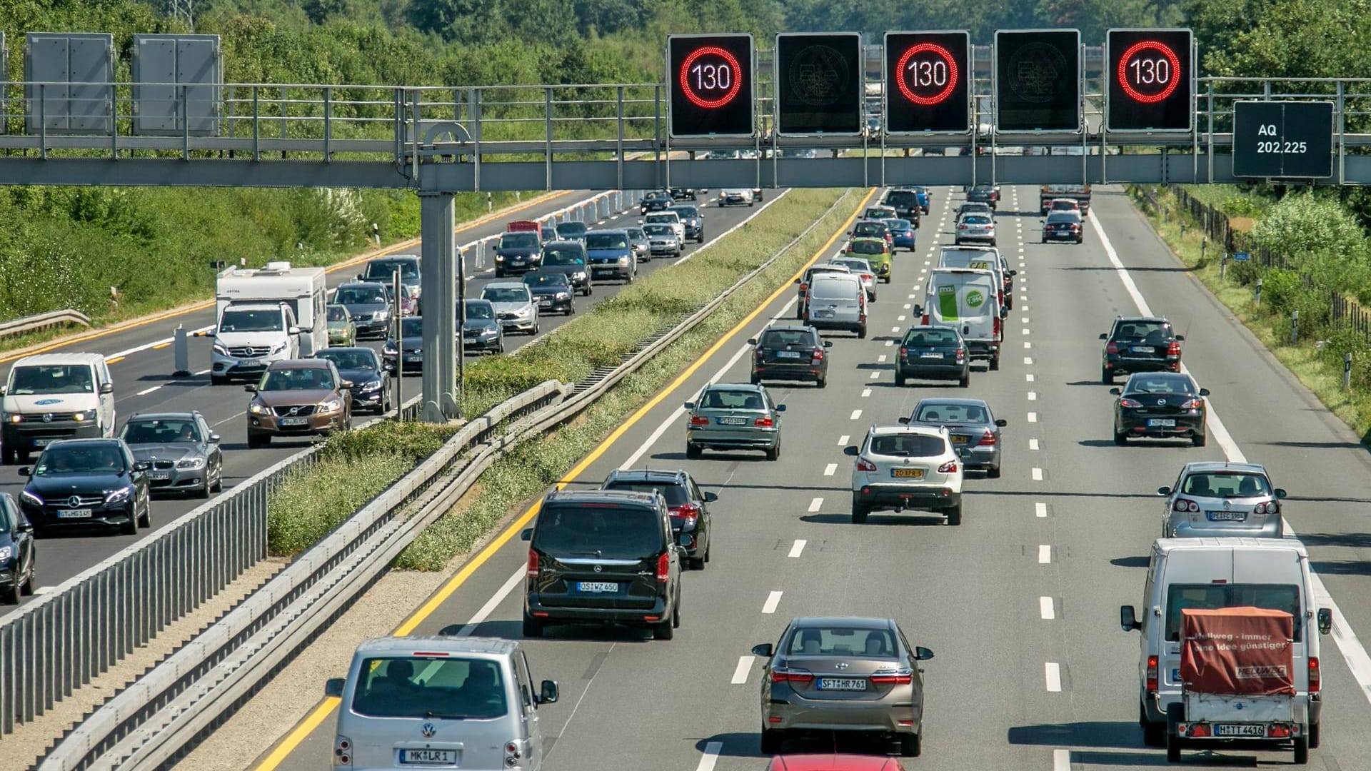 A2 Autobahnverkehr mit Stau gesehen von Peine nach Hannover