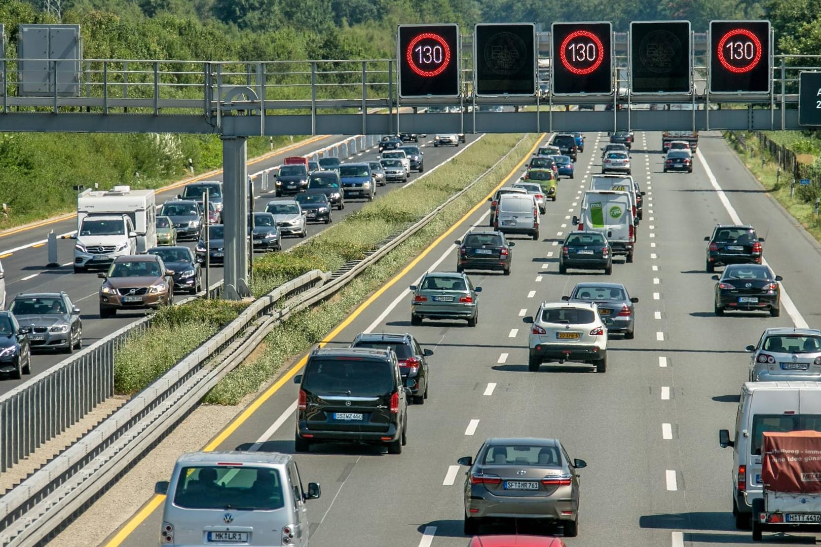 A2 Autobahnverkehr mit Stau gesehen von Peine nach Hannover