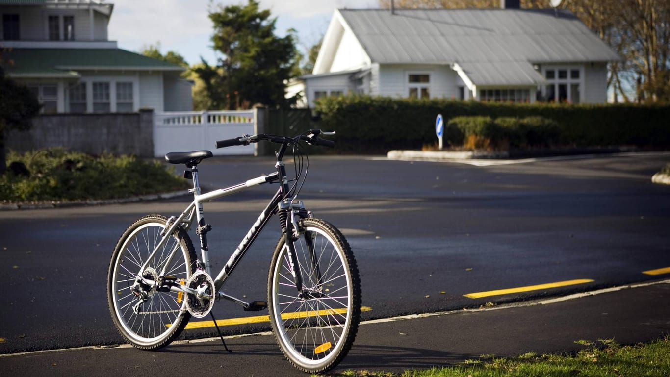 Ein Fahrrad in einer Wohngegend in Auckland (Neuseeland): Die neuseeländische Frauenministerin ist als begeisterte Radfahrerin bekannt. (Symbolbild)