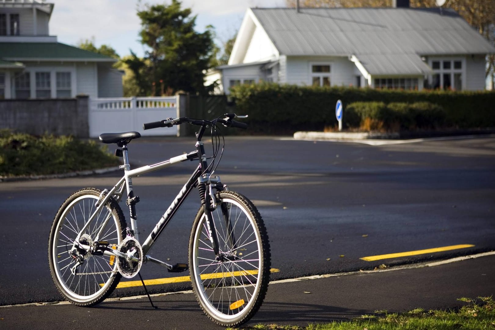 Ein Fahrrad in einer Wohngegend in Auckland (Neuseeland): Die neuseeländische Frauenministerin ist als begeisterte Radfahrerin bekannt. (Symbolbild)