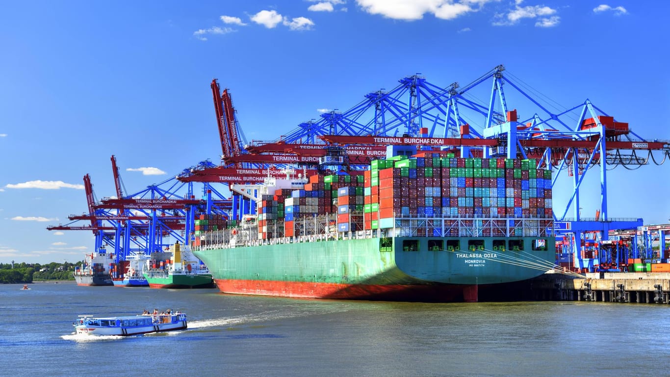 Waltershofer Hafen in Hamburg: Deutschland produziert erneut Überschuss in der Leistungsbilanz.