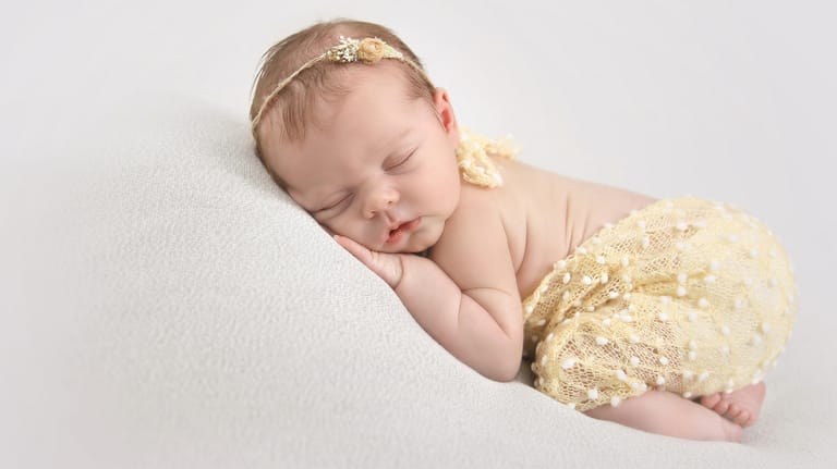 Neugeborenen-Shooting: Am besten ist es, wenn ein solches Fotoshooting zwischen dem fünften und zehnten Lebenstag des Babys stattfindet.