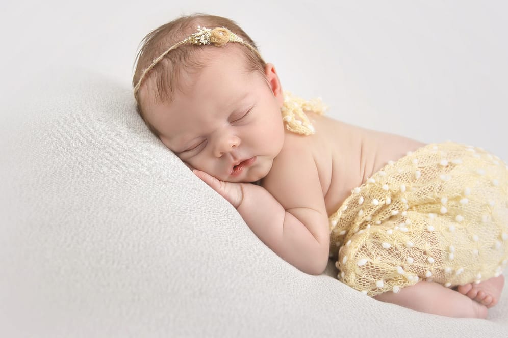 Neugeborenen-Shooting: Am besten ist es, wenn ein solches Fotoshooting zwischen dem fünften und zehnten Lebenstag des Babys stattfindet.