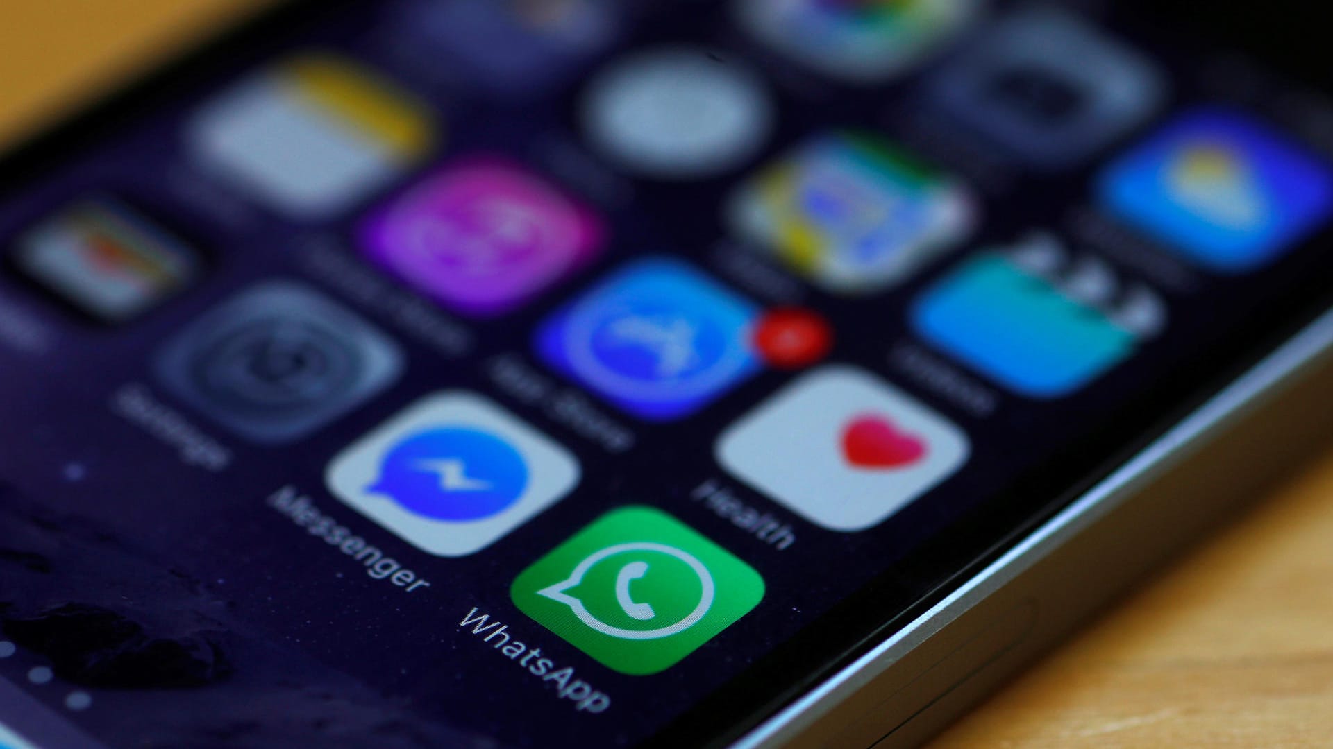 Ein Smartphone mit den WhatsApp- und Facebook-Messenger-Icons: Noch sind die Nachrichtendienste vor den Augen des FBI sicher. (Archivbild) Ein Smartphone mit den WhatsApp- und Facebook-Messenger-Icons: Noch sind die Nachrichtendienste vor den Augen des FBI sicher. (Archivbild)