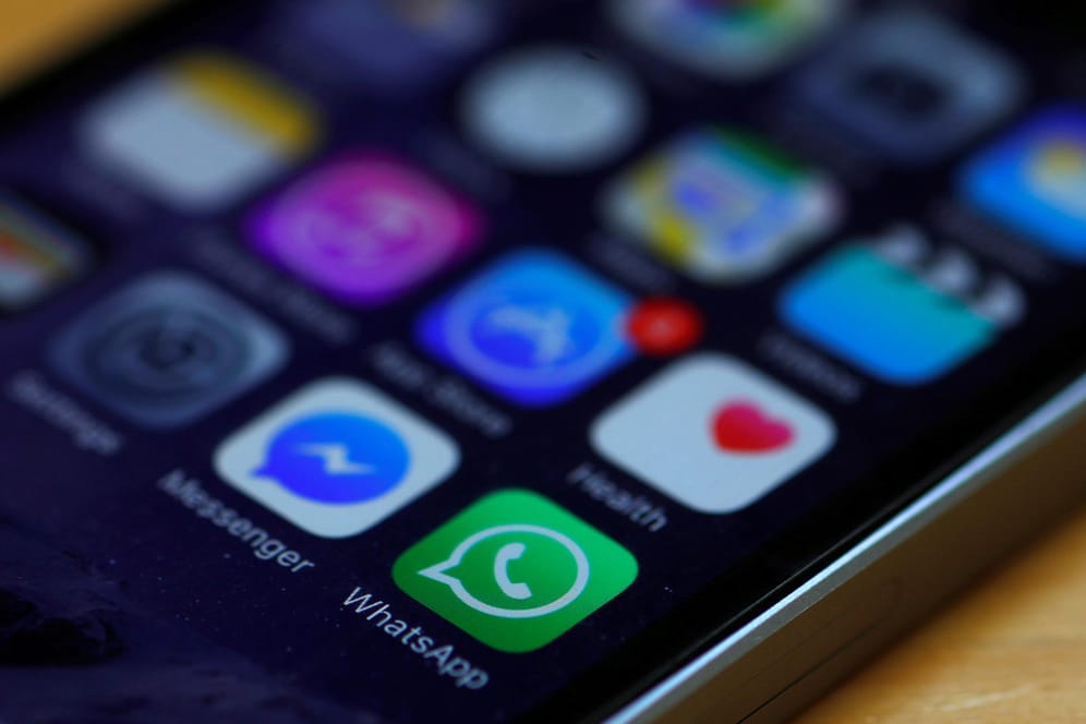 Ein Smartphone mit den WhatsApp- und Facebook-Messenger-Icons: Noch sind die Nachrichtendienste vor den Augen des FBI sicher. (Archivbild)