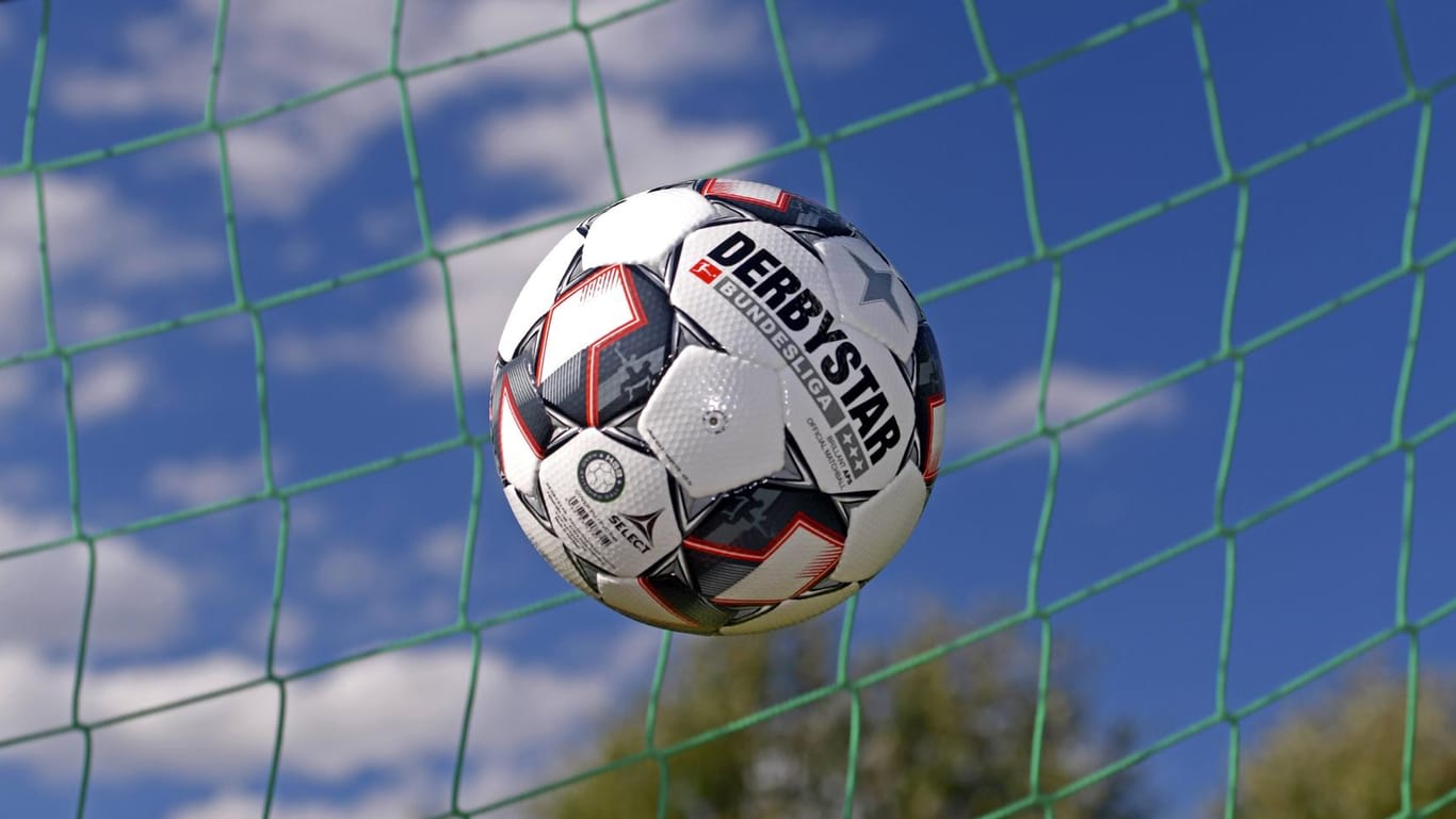 Der neue offizielle Spielball der DFL von Derbystar. Adidas war gestern.