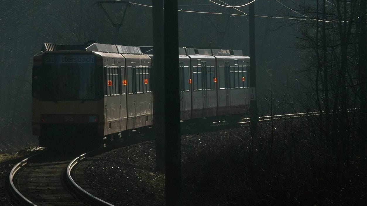 Eine Straßenbahn an der Station Walbronn-Busenbach: Auf diesem Abschnitt geriet der 47-Jährige unter den Zug. (Archivbild)