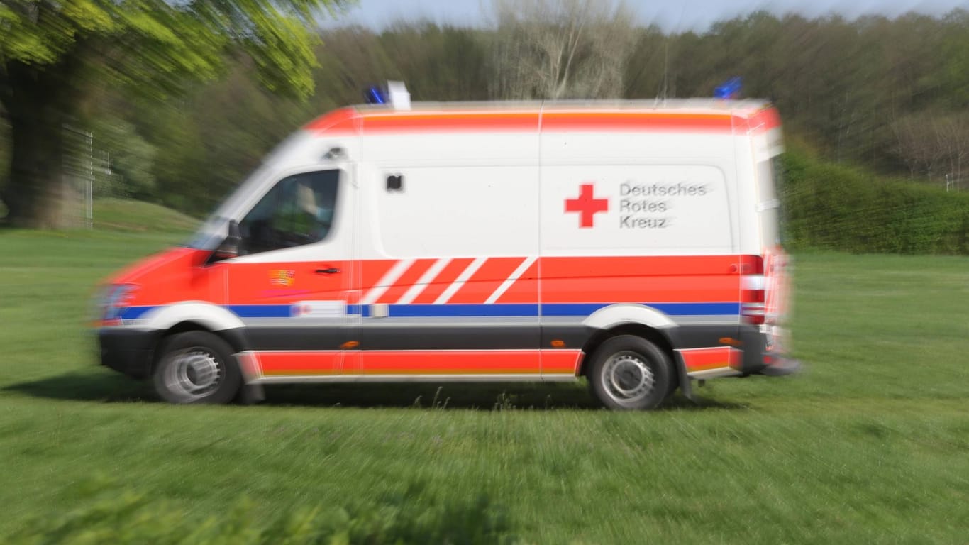 Ein Rettungswagen des Deutschen Roten Kreuzes: Ein Fahrer verlor bei dem Unfall sein Leben, ein weiterer wurde schwer verletzt. (Symbolbild)