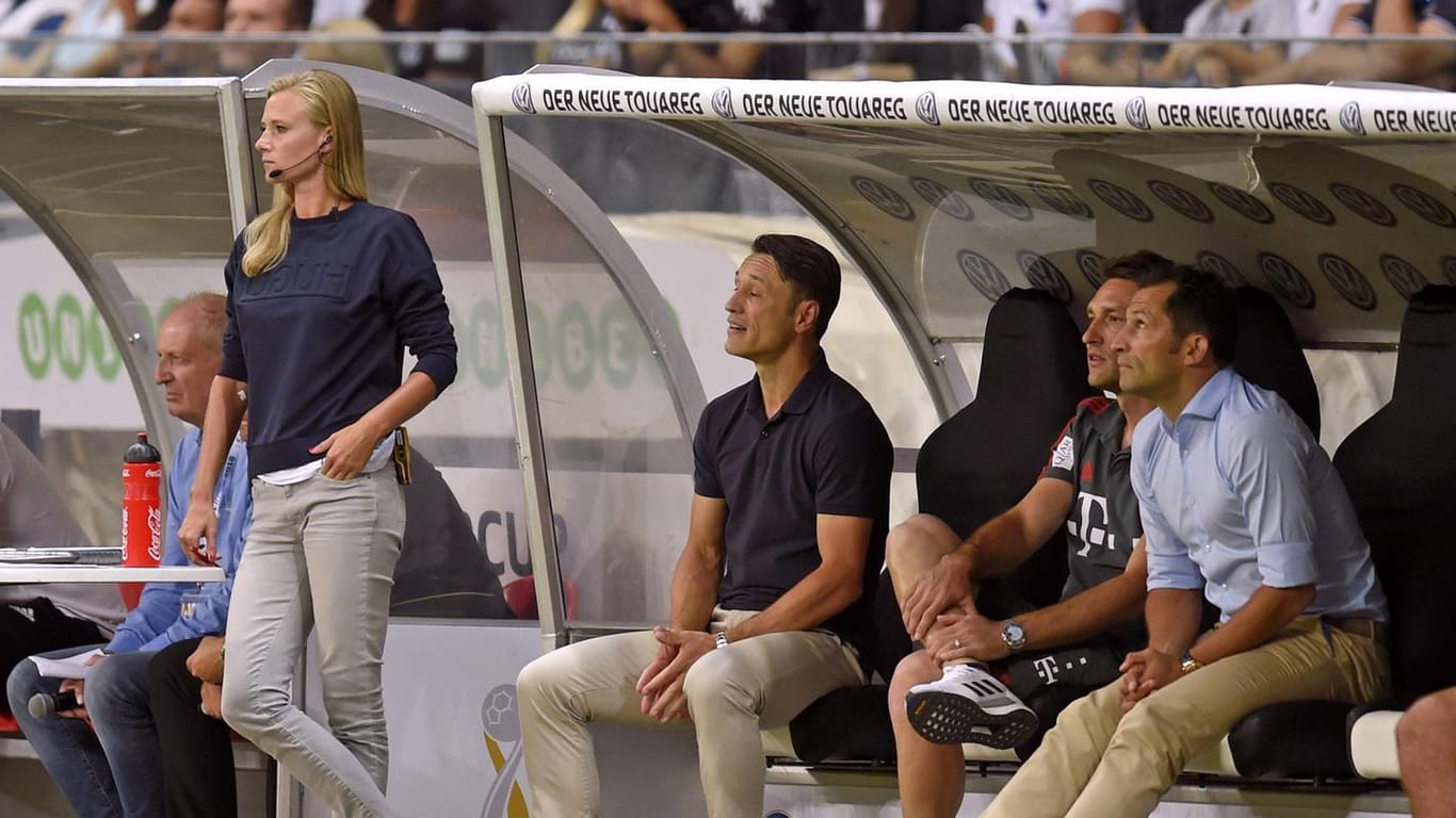 Teammanagerin Kathleen Krüger hat seit dieser Saison an der Trainerbank beim FC Bayern das Headset im Ohr, um mit Mitarbeitern auf der Tribüne zu kommunizieren.