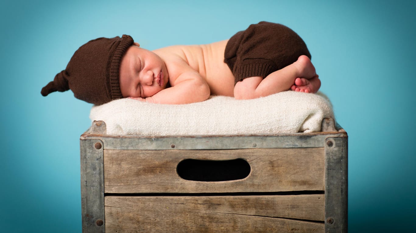 Newborn-Shooting: Wenn das Baby während des Shootings schläft, kann es leichter in verschiedene Posen gelegt werden.