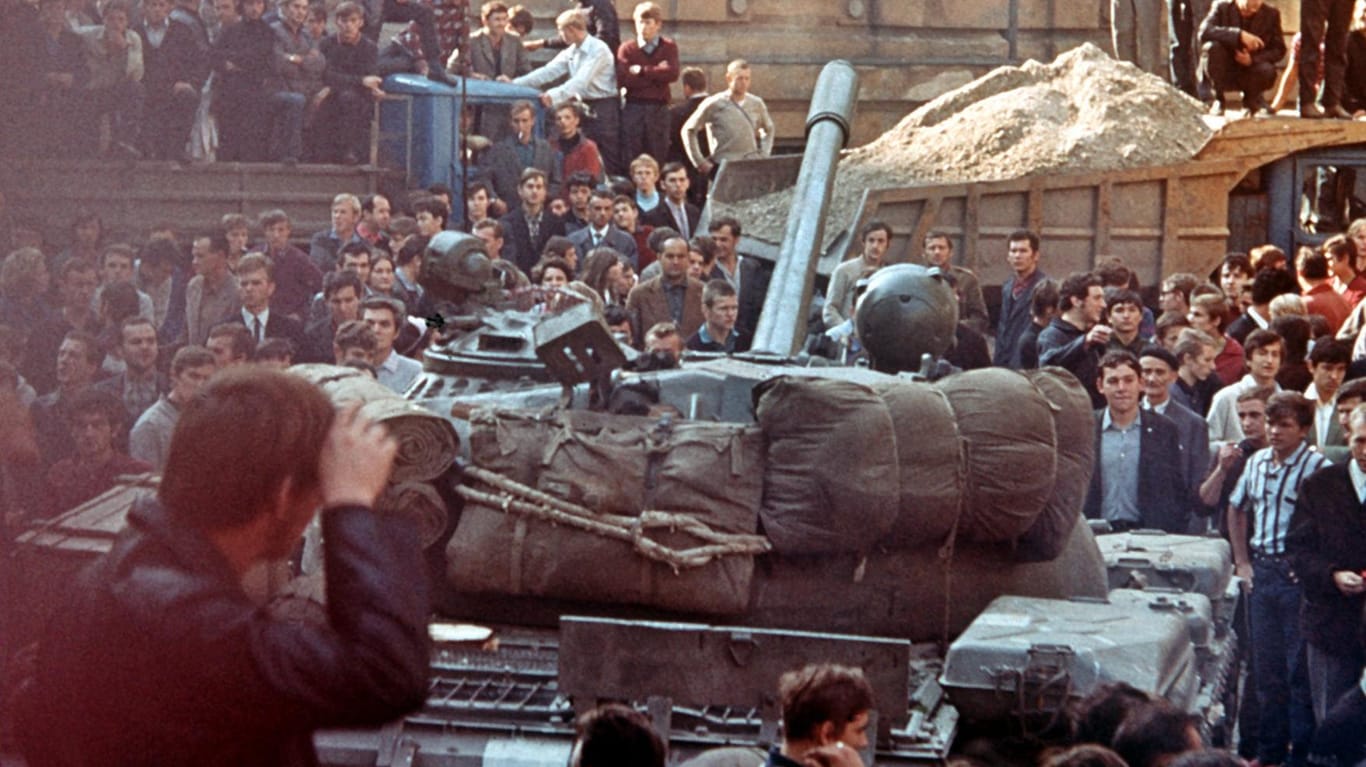 Anfang vom Ende des Prager Frühlings: Die Prager Bevölkerung umringt am 21. August 1968 einrollende sowjetische Panzer.