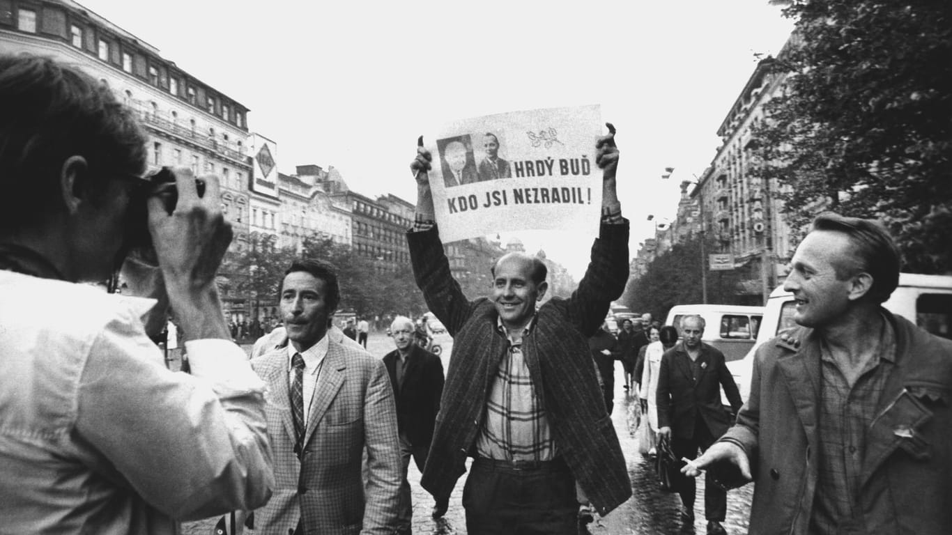 Prominenter Widerstand: Läufer-Legende Emil Zatopek zeigt auf einem Plakat seine Unterstützung für den Prager Reform-Kommunisten Alexander Dubcek.