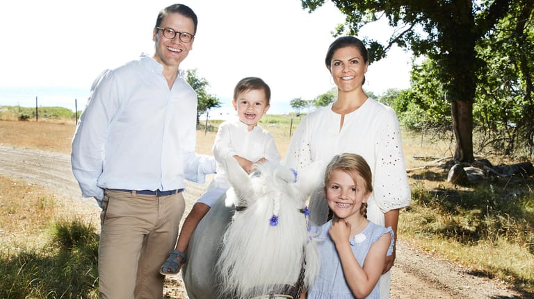 Prinz Daniel, Prinz Oscar, Kronprinzessin Victoria und Prinzessin Estelle: Die Schweden-Royals grüßen aus Öland.